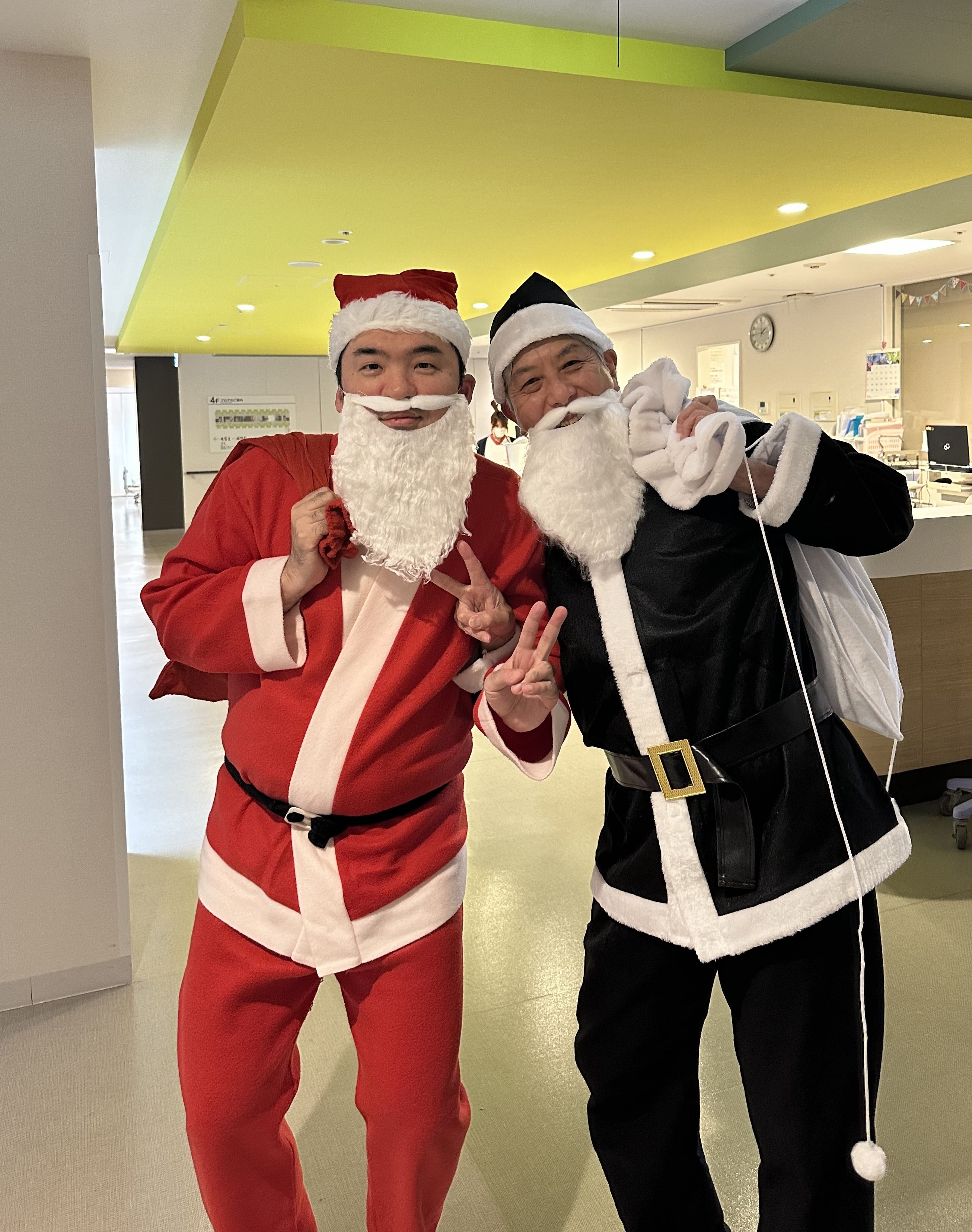 石井サンタ(左:小児科部長)と日暮サンタ(右:院長)